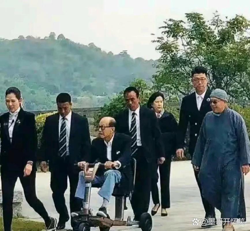 李嘉诚轮椅看演唱会